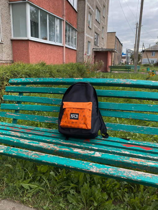 Рюкзак с оранжевым карманом